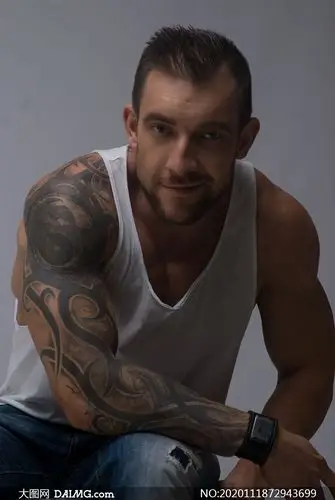 穿背心的文身肌肉男子摄影高清原片