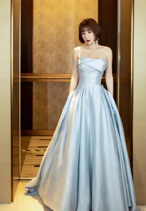 柳岩穿银白色抹胸裙气质清冷 剪短发后不减女人味