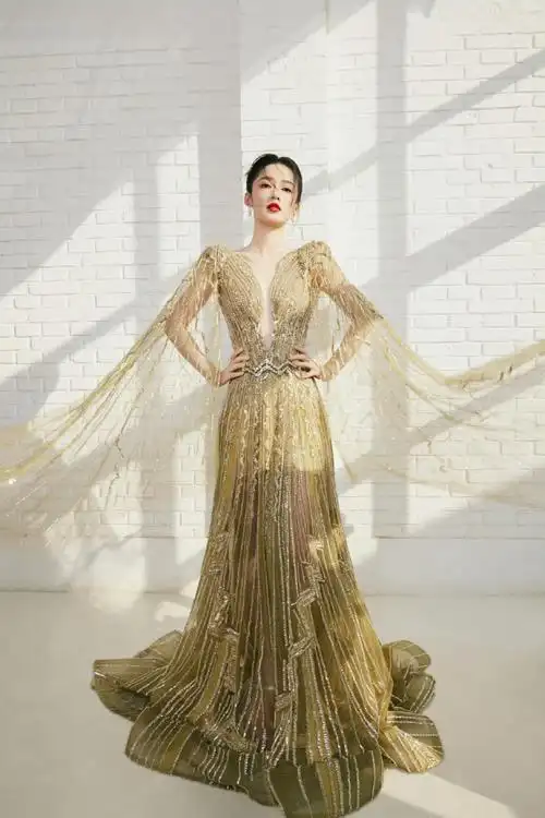 李沁今日亮相#微博视界大会#,一袭ziad nakad couture礼服,鎏金深v