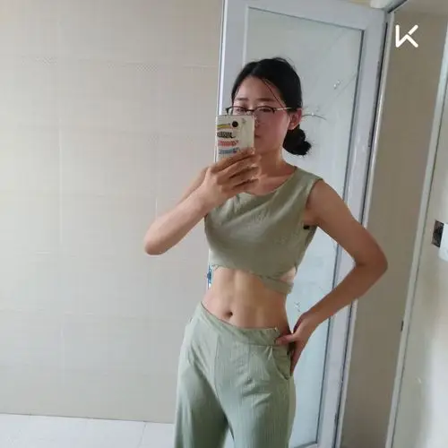 想知道还要多久能有四块腹肌的痕迹.