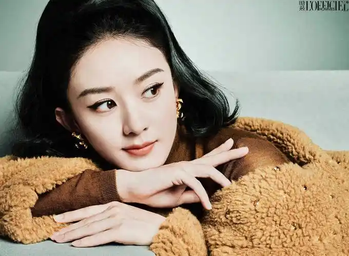 赵丽颖《时装男士》九月封面,穿黑色抹胸大秀美腿,宛若霸气女王_眼神