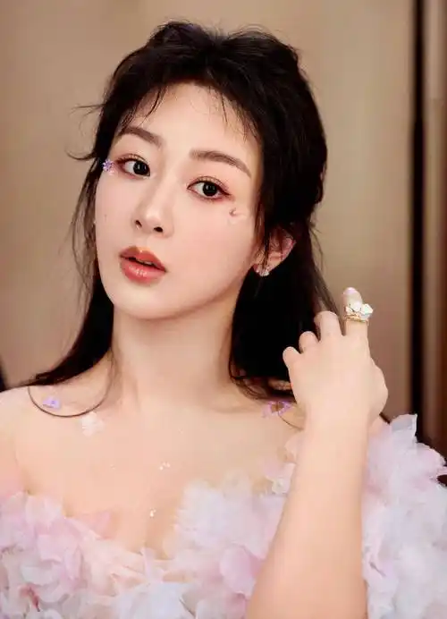 1图:赵露思 杨幂 杨紫 龚俊 王鹤棣 王一博 张艺兴 任嘉伦 蔡徐坤