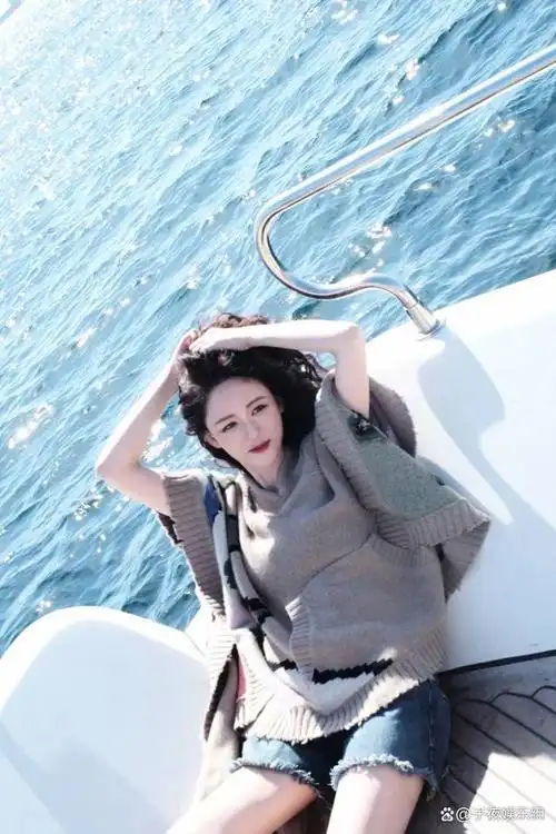 近日,台湾知名女演员陈乔恩在个人社交账号上分享了一系列在游艇上