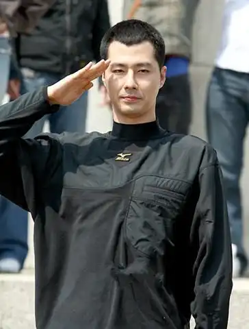 图赵寅成入伍照片曝光小平头亮相与粉丝告别