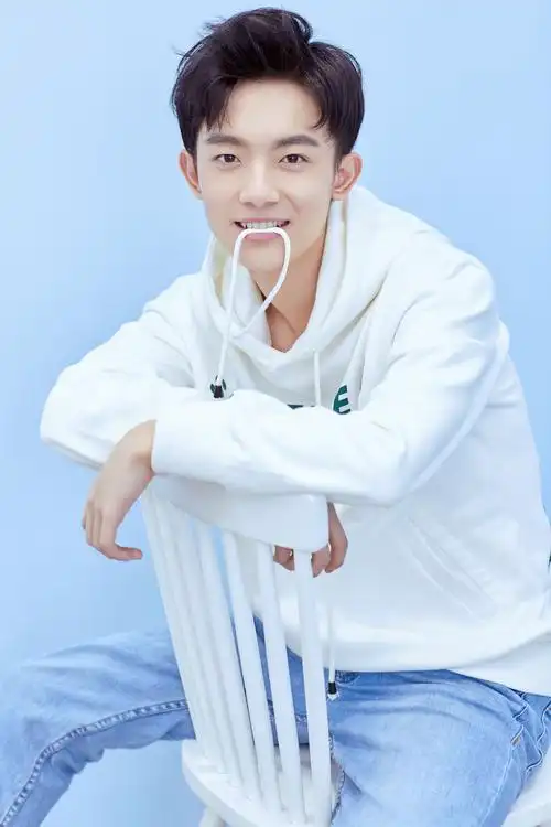 《人不彪悍枉少年》青春试卷 版海报曝光 李明德交出青春完美答卷