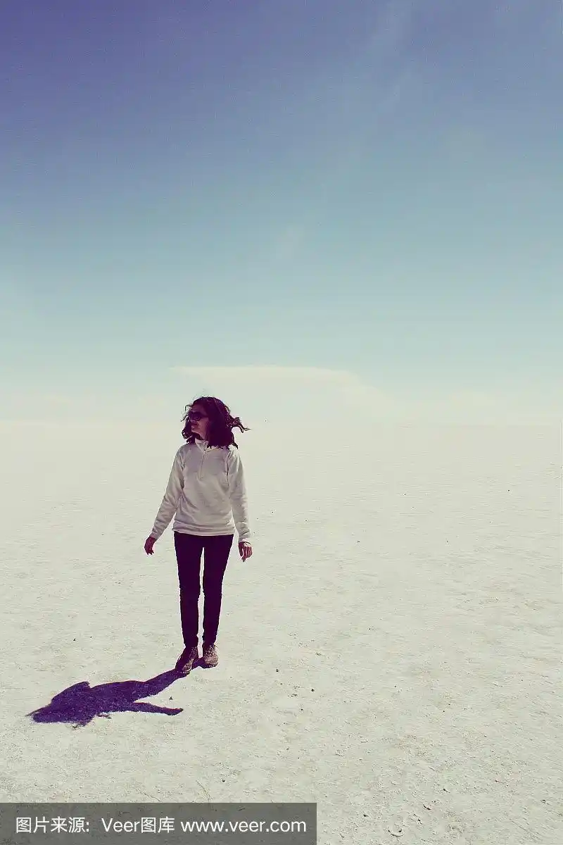 一名戴着太阳镜的白人妇女,摄于玻利维亚的乌尤尼沙漠