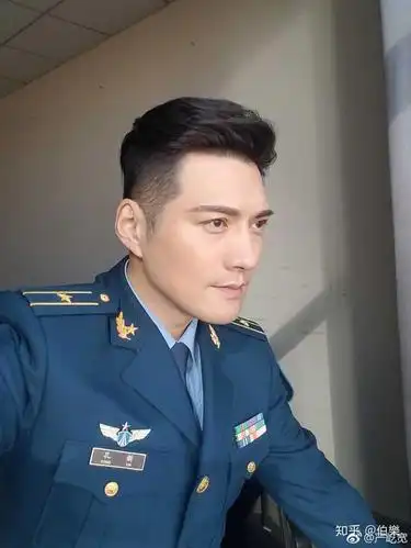 严屹宽呀~ 我看小说里面男主的时候,脑补的就是他的脸!