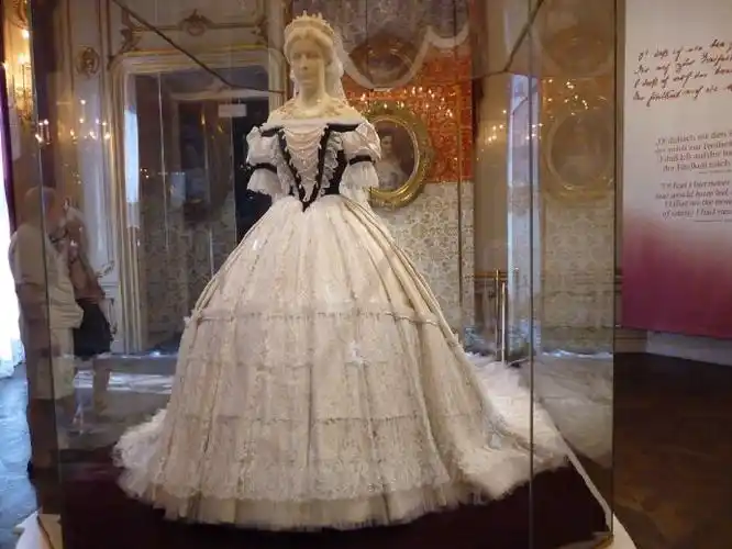 19th-century fashion#茜茜公主的匈牙利加冕礼服,1867年,house of