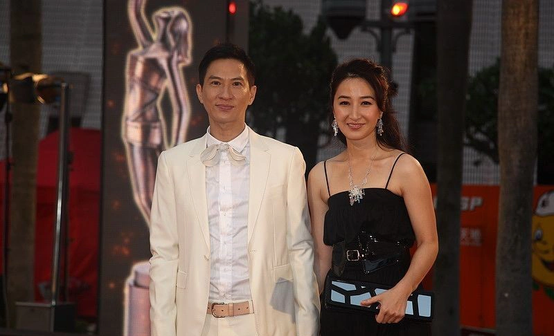 关咏荷和张家辉十指相扣亮相穿黑色吊带连衣裙高级优雅