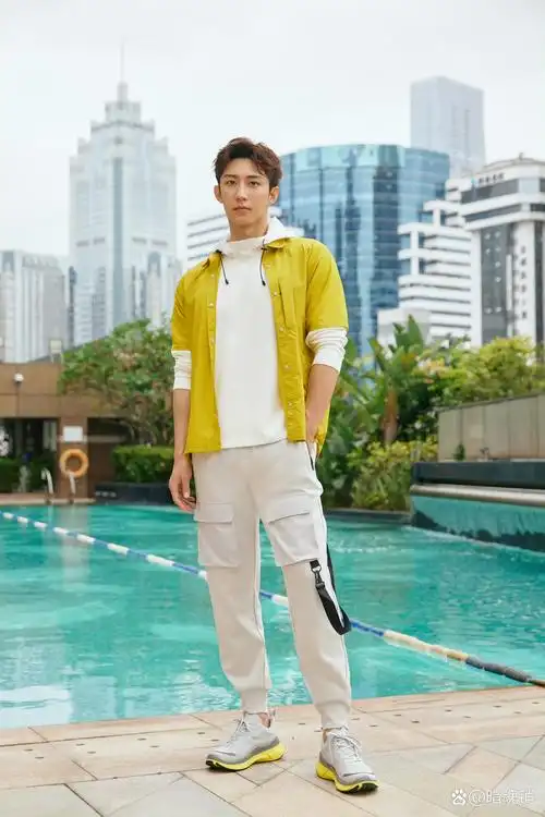 黄景瑜白色卫衣搭配黄色外套白色裤子参加品牌活动,真的是太帅气了,好