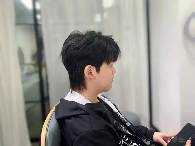 后部比较厚重,两边也比较炸,两边做服贴,后部自然修建出饱满后脑勺