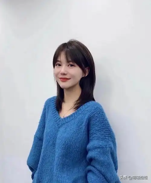 中年妇女头发自然卷做什么发型(48岁以上的女人发型决定气质)(7)