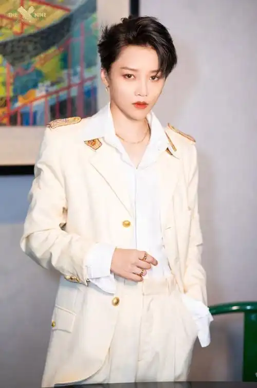 刘雨昕米色西装酷飒写真图片46