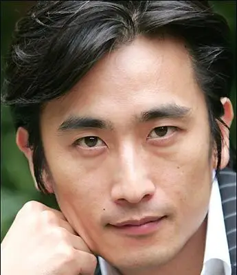 组图:车仁表帅气西服秀 刚毅俊朗帅气十足