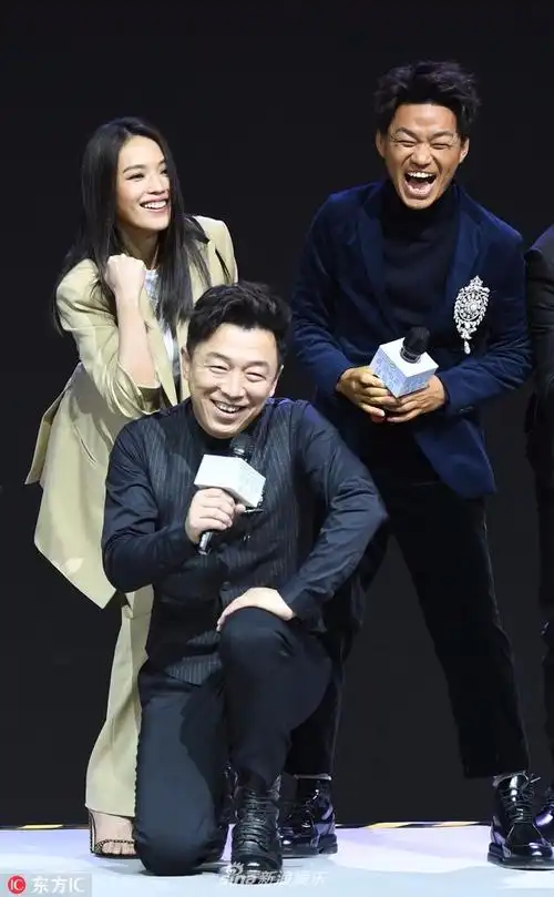 被传怀孕待产后舒淇西装遮肚亮相,搞怪助阵黄渤导演处女作