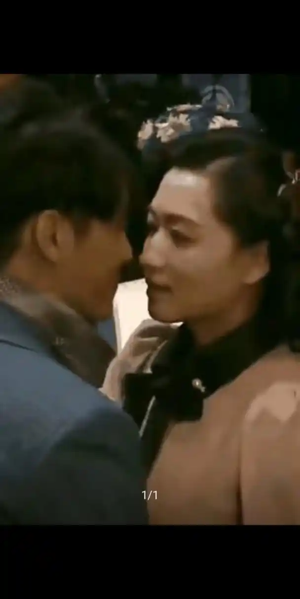 一次,陈坤和万茜拍吻戏,导演喊卡之后,两人相视一笑眼神很胶着,过了