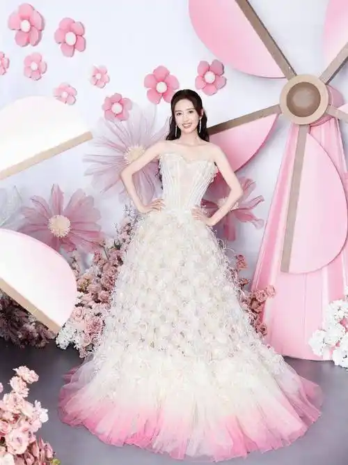 佟丽娅晒母子写真庆祝41岁,前夫陈思诚连续13年卡点祝福:新角色新高度