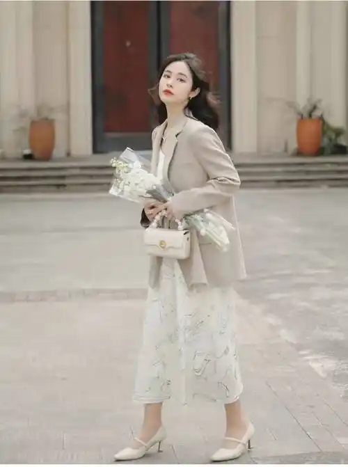 小西装配什么裙子好看图片