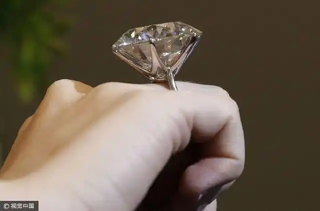 纽约苏富比拍卖行预展 110克拉鸡蛋大的钻戒你见过么