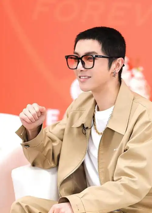 华晨宇最新寸头自拍太酷了!炫酷新发型空降施洛华眼镜直播间