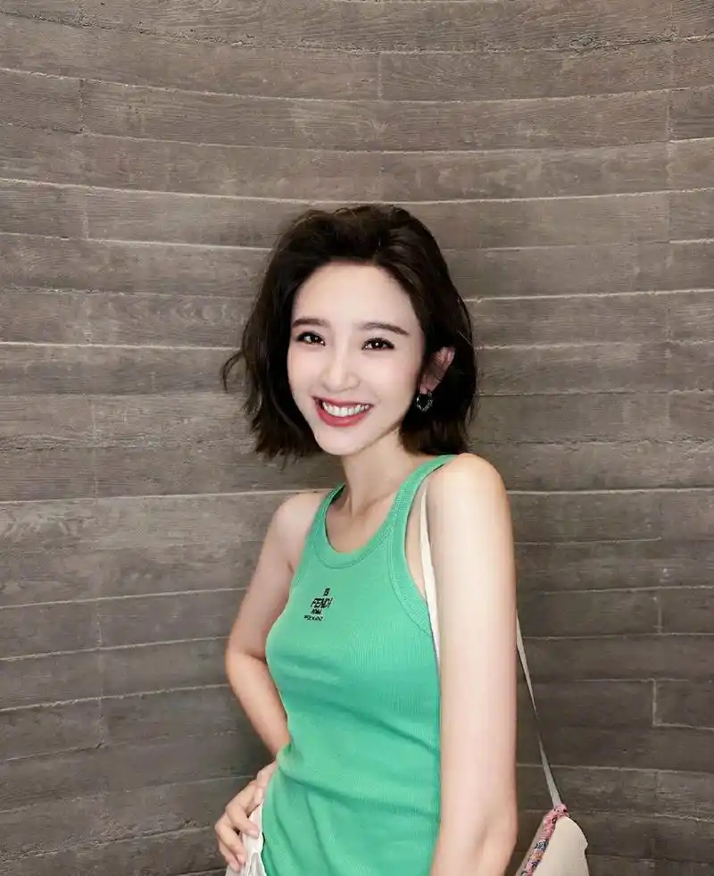 短发的唐艺昕好漂亮,笑起来是微笑女神,不笑的时候是冷脸美女,两种