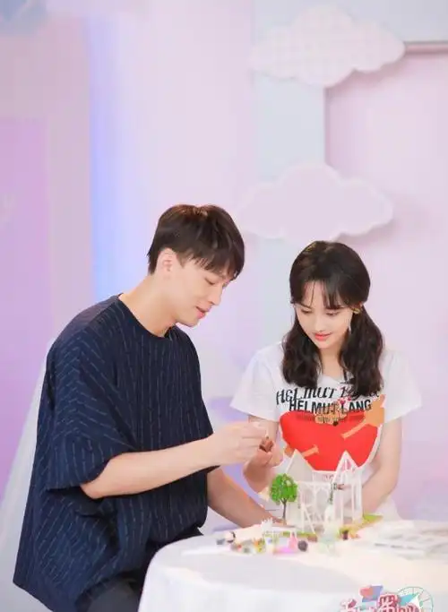 郑爽携新任男友参加综艺节目,甜蜜爆棚,爱情的力量重回颜值高峰