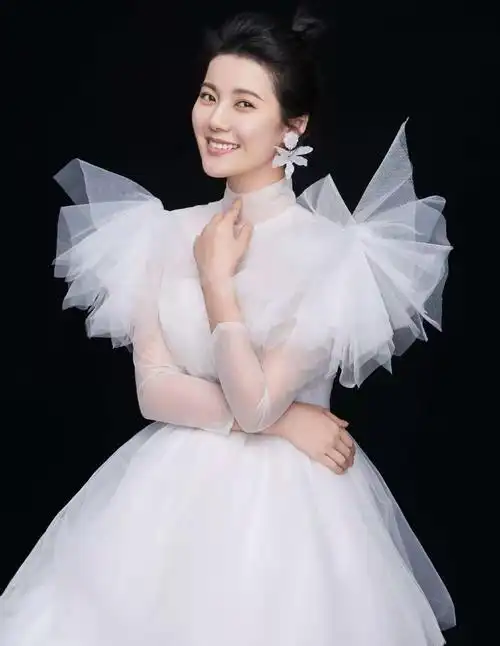 一转身,是那情意绵绵,一抬头,是江山无限.唯有爱,温暖了这人间.