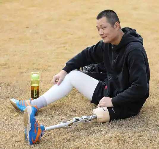 无论是小腿还是大腿,假肢接受腔部分一般都是采用板材和树脂制作而成