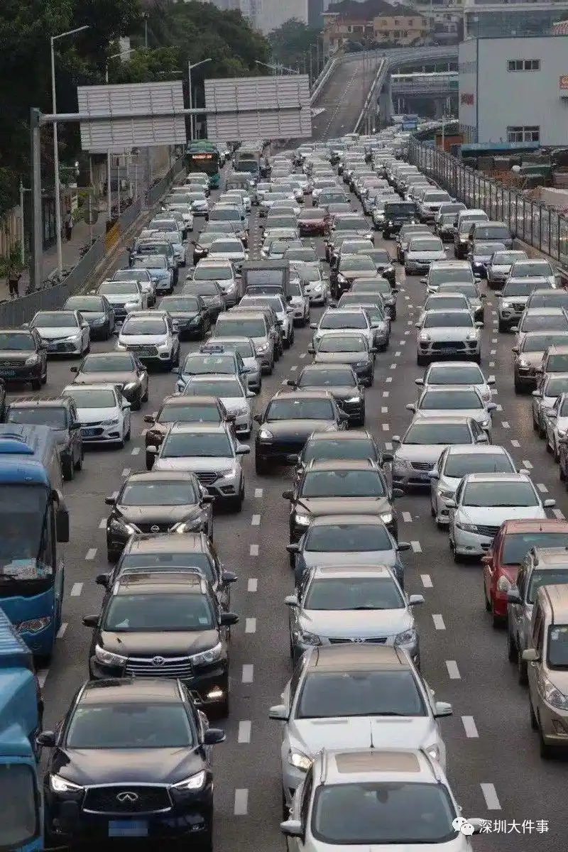17:00▼地点:泥岗西路银湖路段堵塞时间:17:00晚高峰时间提前深圳多条