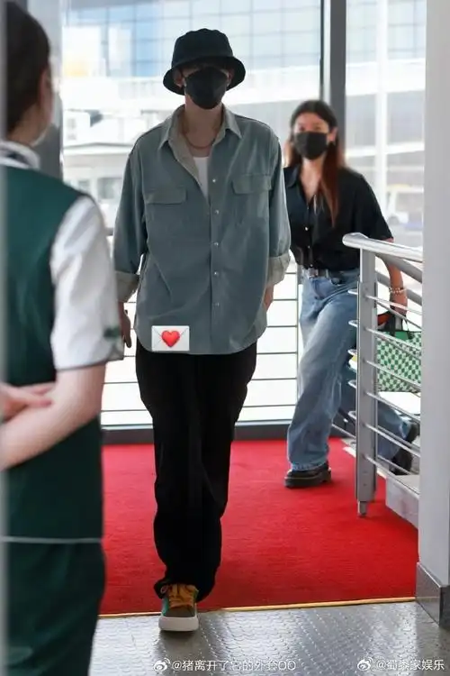 邓为宁波机场照##邓为蓝色牛仔外套