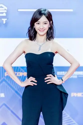 陈意涵佩戴戴比尔斯优雅出席2018上海电影节互联网影视峰会