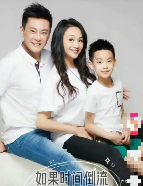 曹颖晒全家福,10岁儿子酷帅十足,从央视隐退多年后复出直播带货
