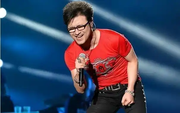 52岁汪峰接女儿放学8岁醒醒神似章子怡