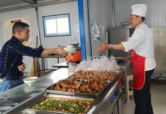 工地食堂里飘出了家乡味