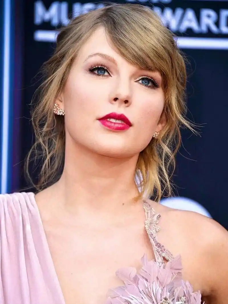 霉霉泰勒·斯威夫特无疑是目前全球最受欢迎的女歌手