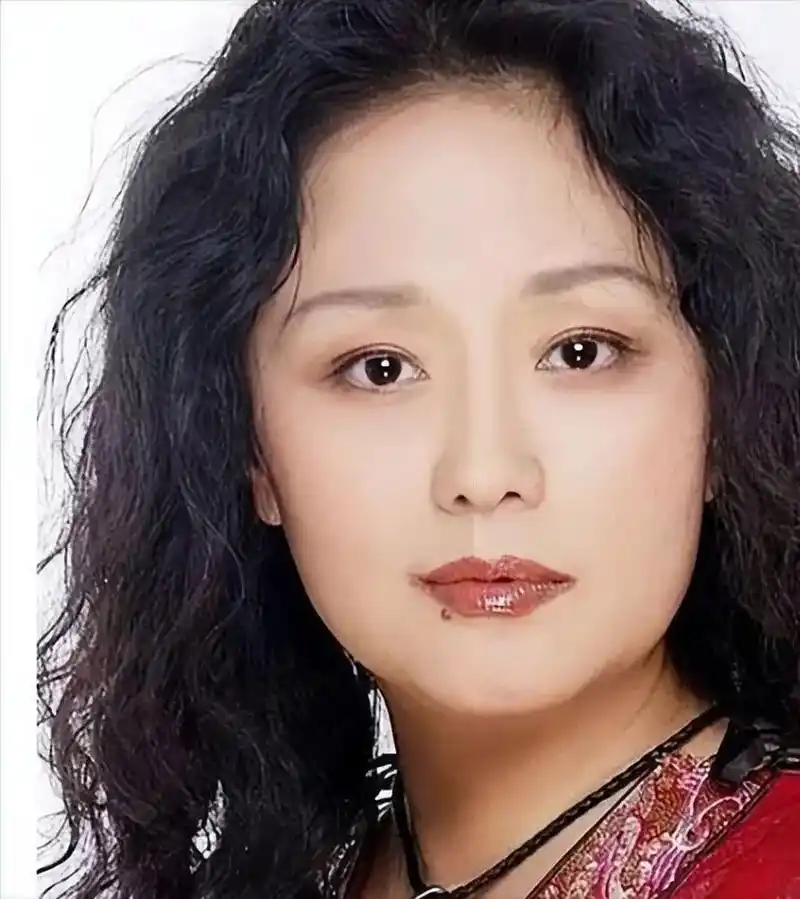 79年,演员廖学秋icon去外面拍戏,6个月后突然回家,想要给老公一个惊喜