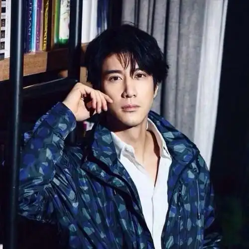 46岁王力宏邋遢出现在街头失去所有头发过肩像流浪汉