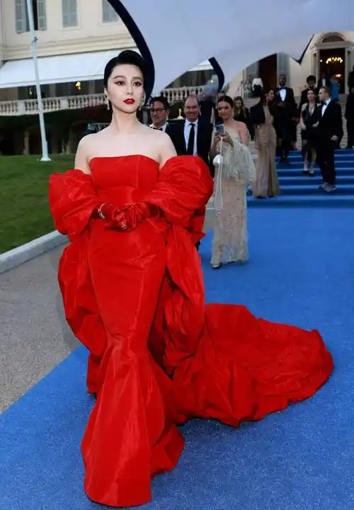 戛纳电影节:范冰冰的玫瑰裙很美,疯狂穿"中国红"_礼服_衣裙_身材