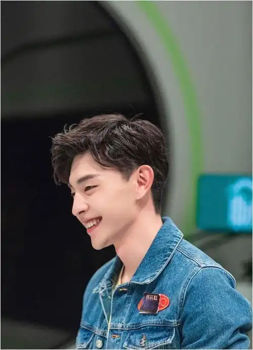 那一年,邓伦和金晨的恋情曝光,引发了公众的热烈讨论.