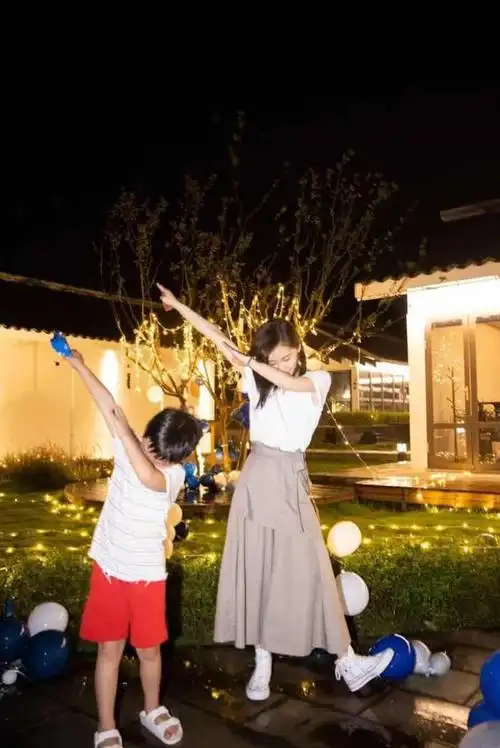 王子文官宣恋情晒出与吴永恩的甜蜜合照绯闻女友也送上祝福