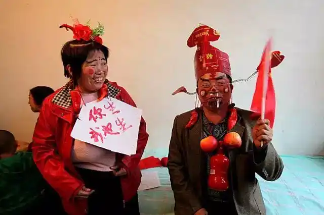 实拍定襄某村结婚逗婆婆,太逗了!