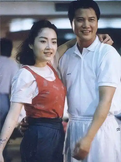 马伊琍亲自为恬妞女儿理发透露两人是邻居关系忘年交长达多年