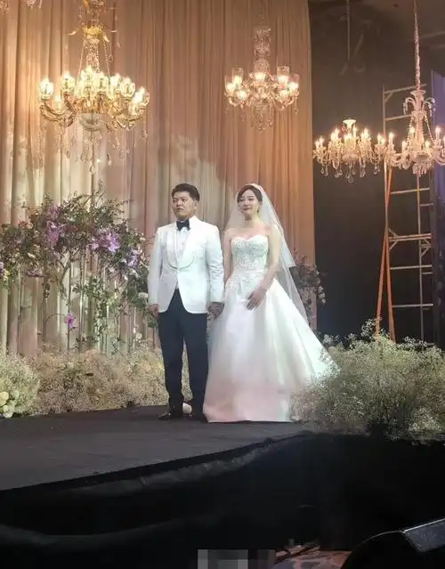 金星破例为安徽台一姐证婚周群出席婚礼数次感动到落泪