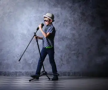 唱情歌小爱神小男孩用麦克风唱歌照片