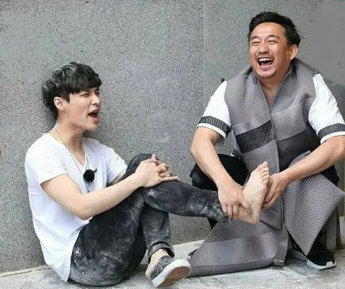 黄磊与张艺兴,通过综艺《极限挑战》相识相知,最后结下了师徒情谊.