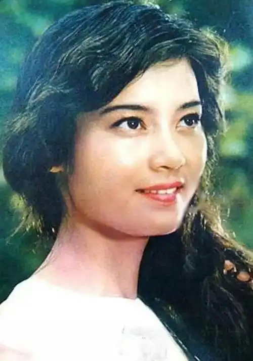 潘虹年轻时的照片:一双大眼睛像会说话,最后一张成经典!