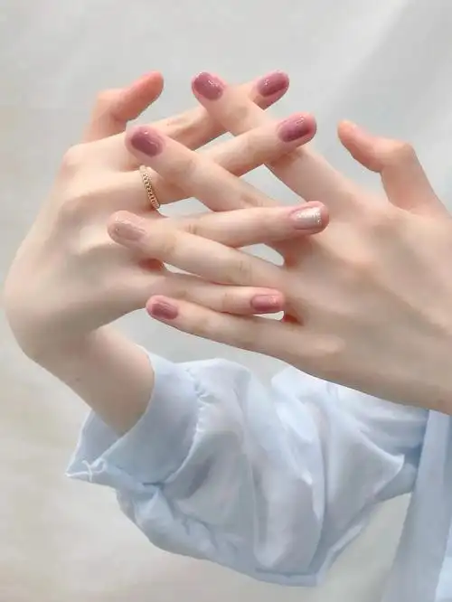 不同寻常的单色美甲