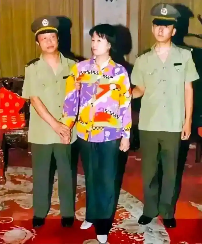这张照片记录了2000年刘艺霞被判处死刑的场景,照片中的她穿着一件