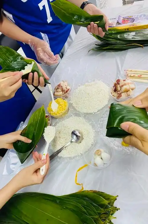 包粽子比赛开始咯~浓浓的粽叶香气四溢,沁人心脾,活动现场准备了糯米