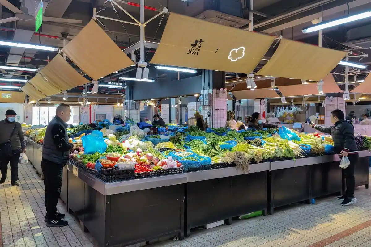 上海黄埔区永年路的永年菜场,一些居民正在选购蔬菜肉类等副食品